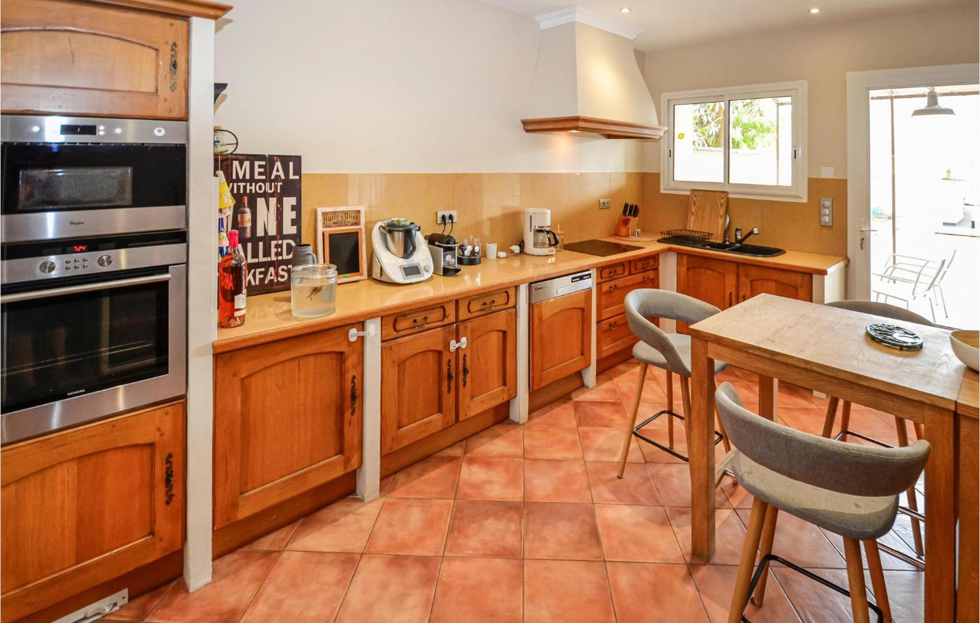 3 Bedroom Awesome Home In Chateuneuf De Gadagne Chateauneuf-de-Gadagne Exterior photo